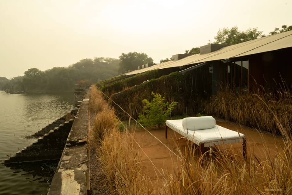 A private sit-out beside the lake at RAAS Chhatrasagar