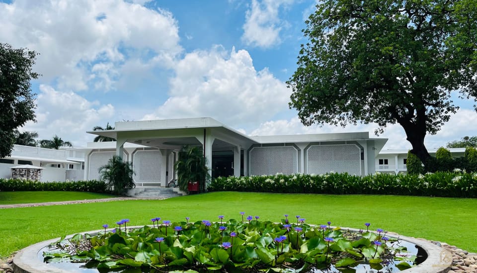 The entrance and lawns at Hotel Chandela