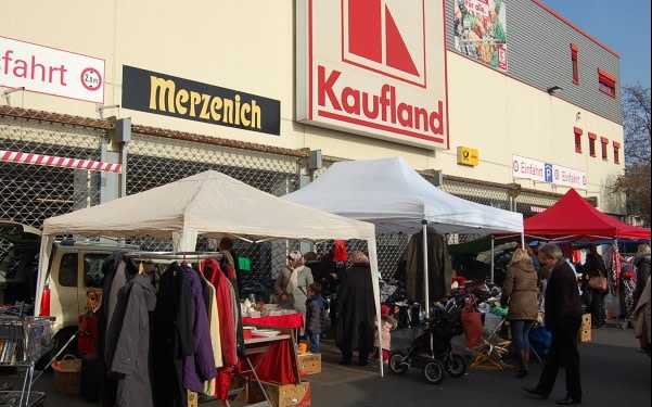 Trödelmarkt in Köln-Mülheim beim Kaufland