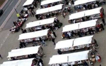 Trödelmarkt auf dem Vorplatz Süd des RheinEnergieSTADION