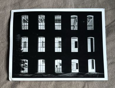 Postcard 066 "La luce oltre il muro"
