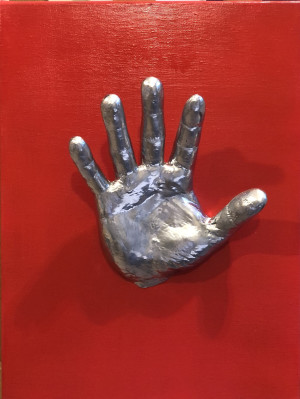 "Mano cromata su fondo rosso"