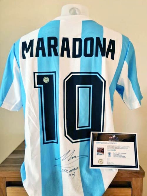 Eingerahmtes Fußballtrikot Maradona - Verno - framed, with love