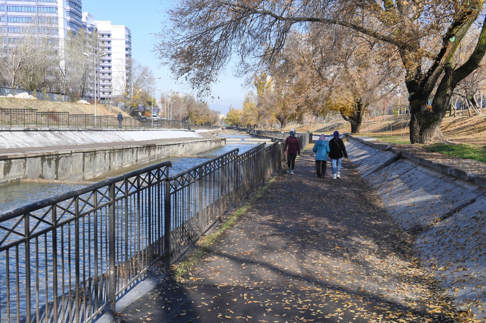 almaty-river-promenade-03