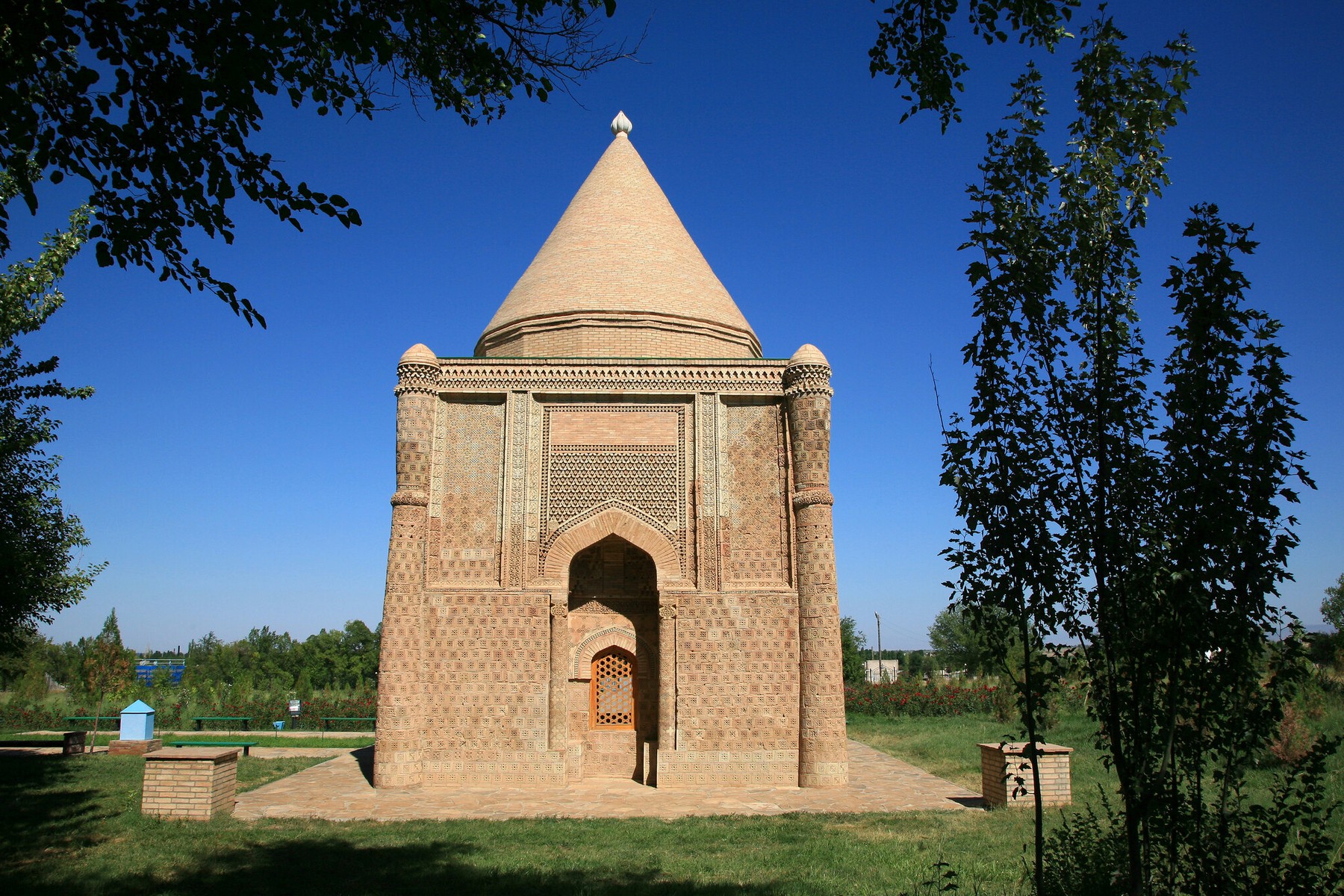 aisha-bibi-mausoleum-01