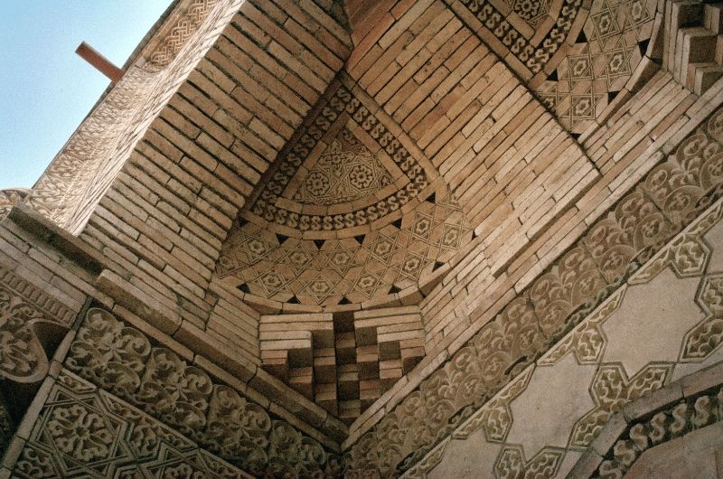 aisha-bibi-mausoleum-02