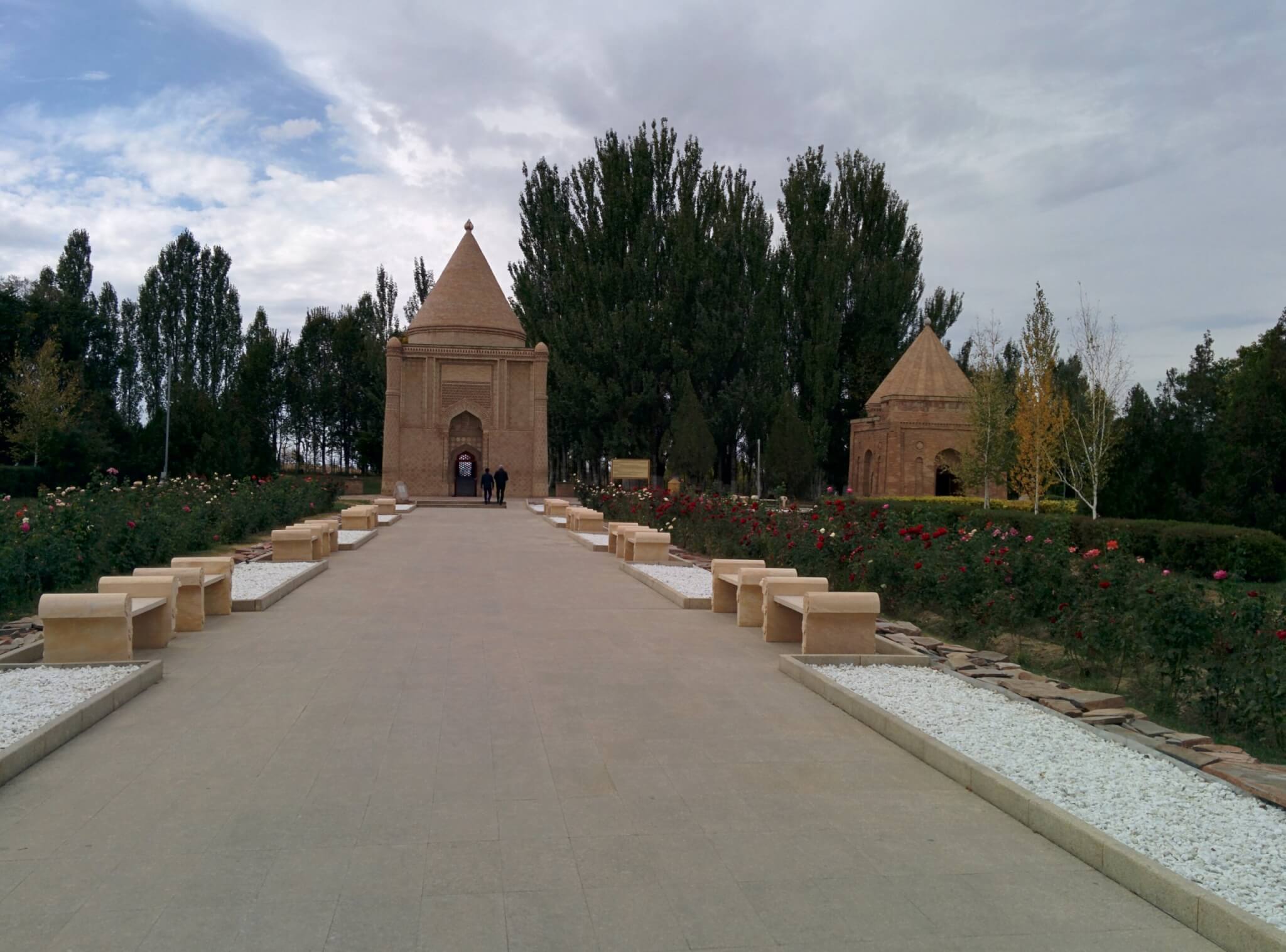 aisha-bibi-mausoleum-06