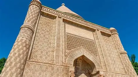 aisha-bibi-mausoleum-07