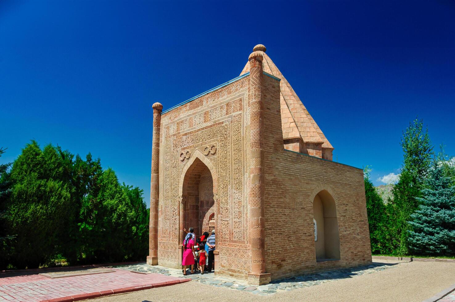 aisha-bibi-mausoleum-08