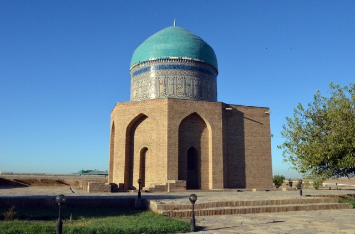 rabia-sultan-begum-mausoleum-01