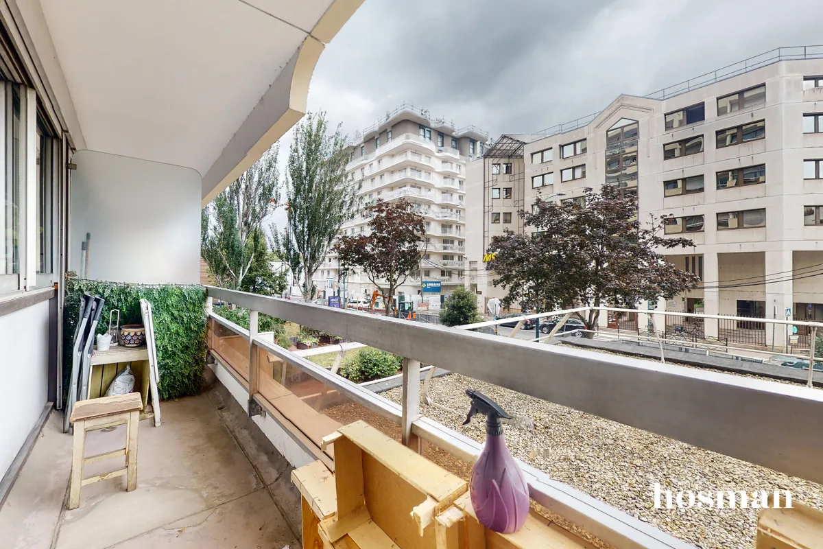 Appartement de 70 m2 avec 3 balcons Cave et parking Rue