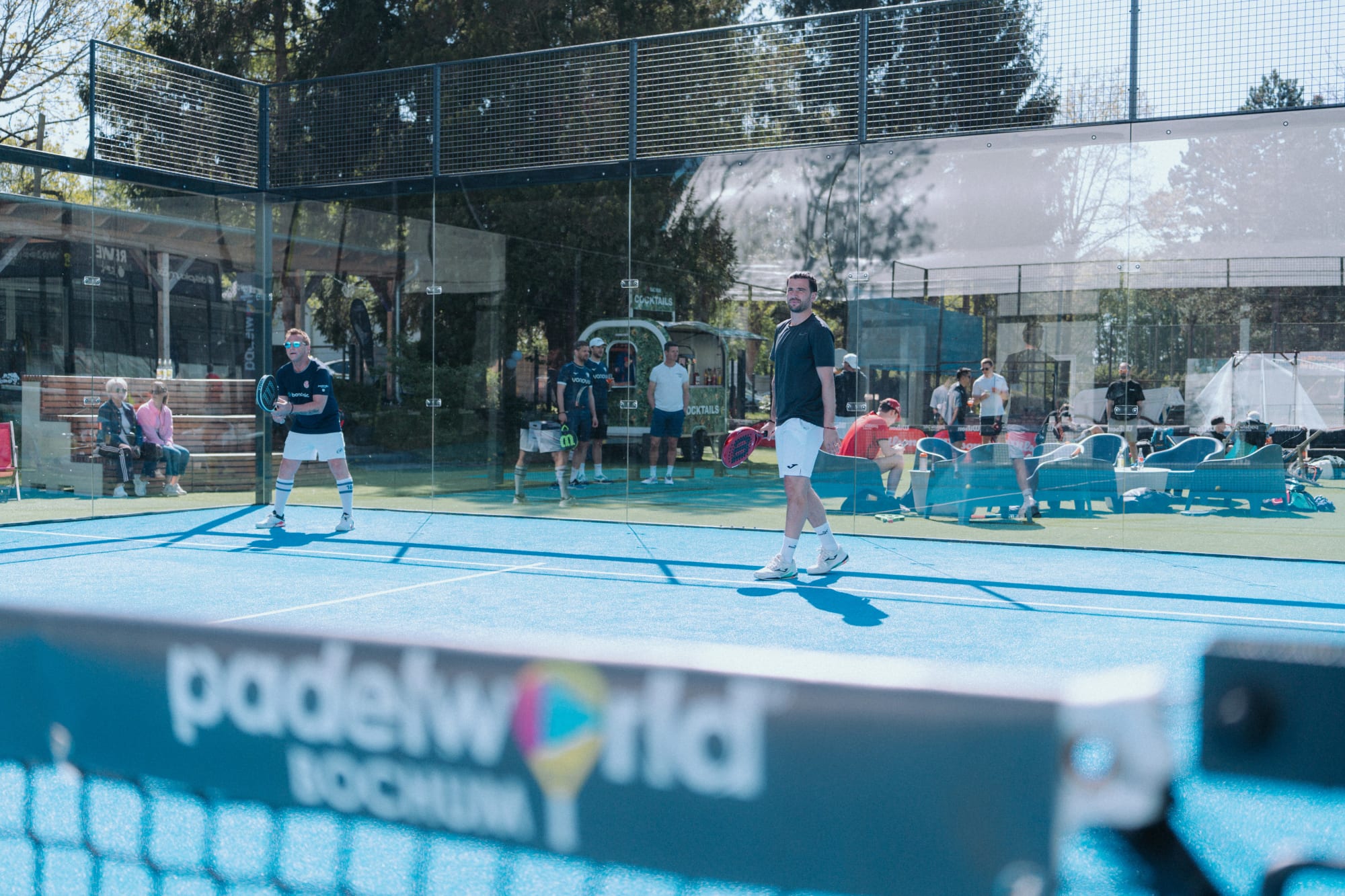 Partner-Padel Turnier mit Blick auf den Court