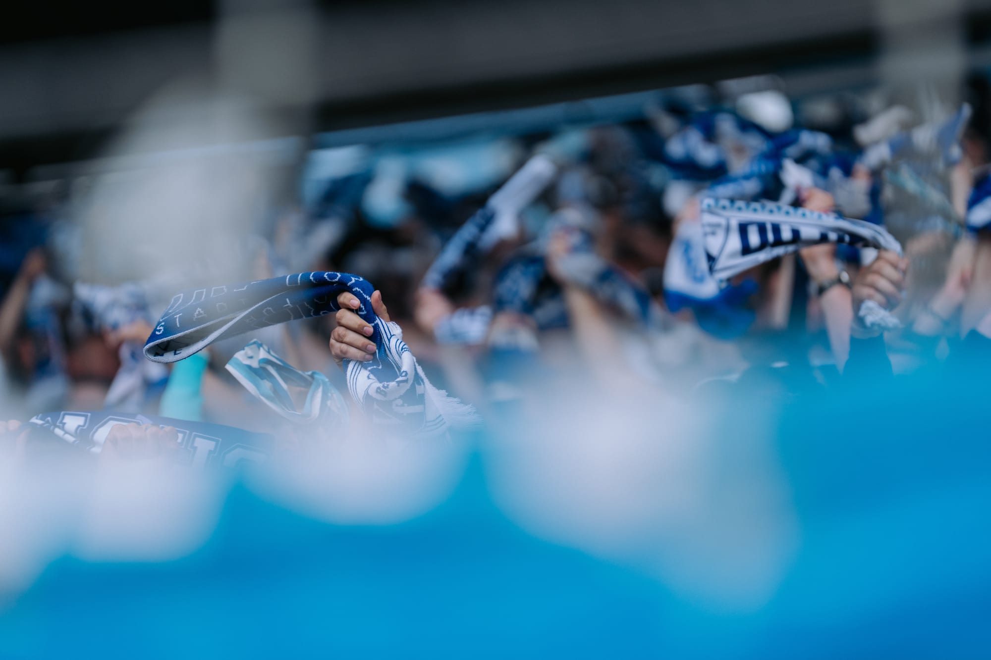 Fans im Vonovia Ruhrstadion in der Kurze mit Schals nach oben