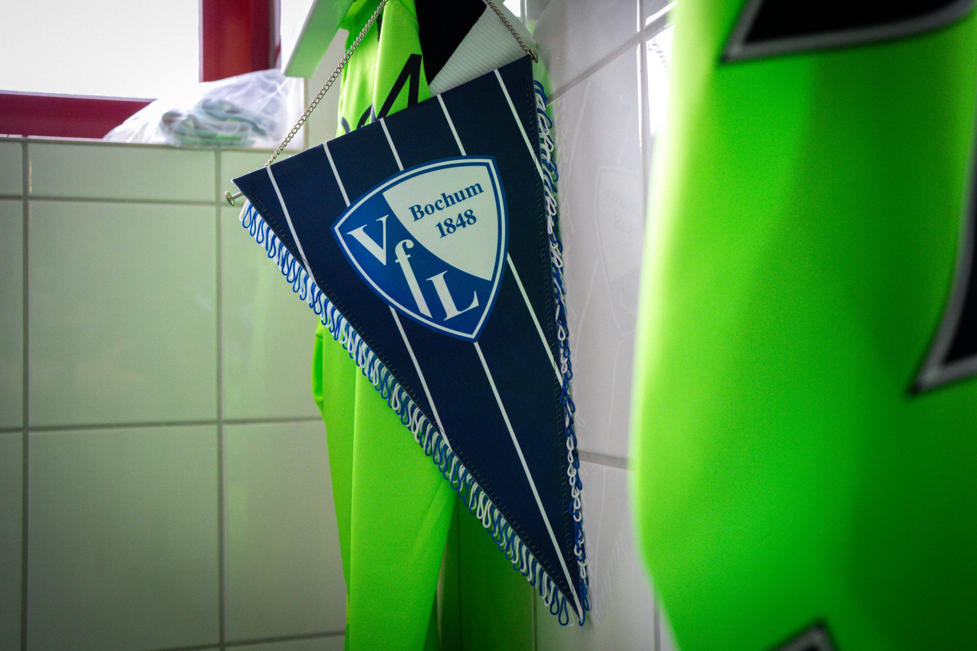 Wimpel des VfL Bochum 1848, der in der Umkleide-Kabine hängt. Faninfos für das Testspiel des VfL in Iserlohn gegen Royal Antwerpen.