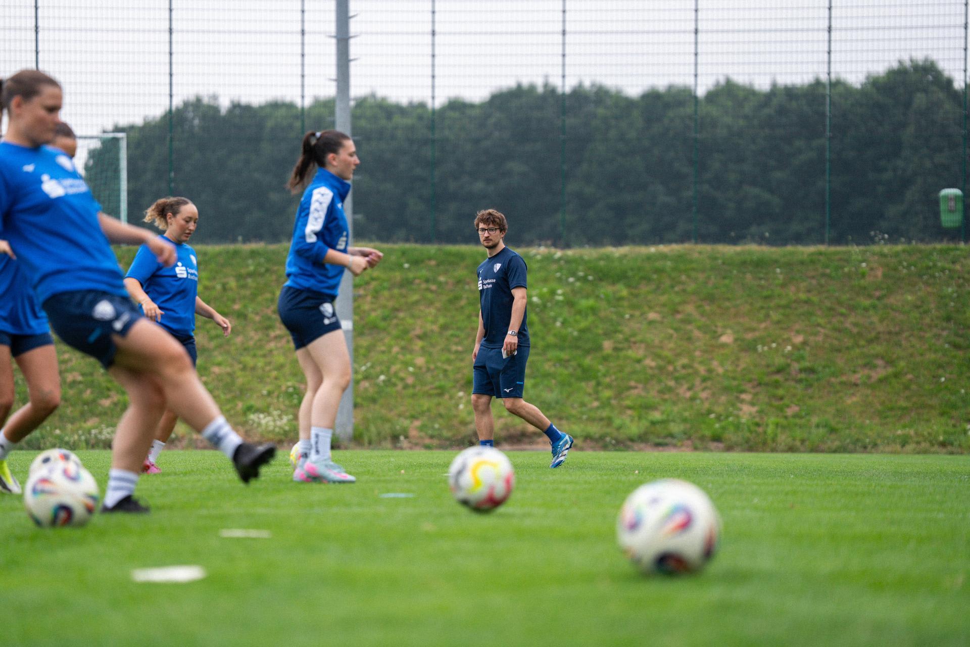 Cheftrainer Emil Nicolodelli beim Training der Frauen II.