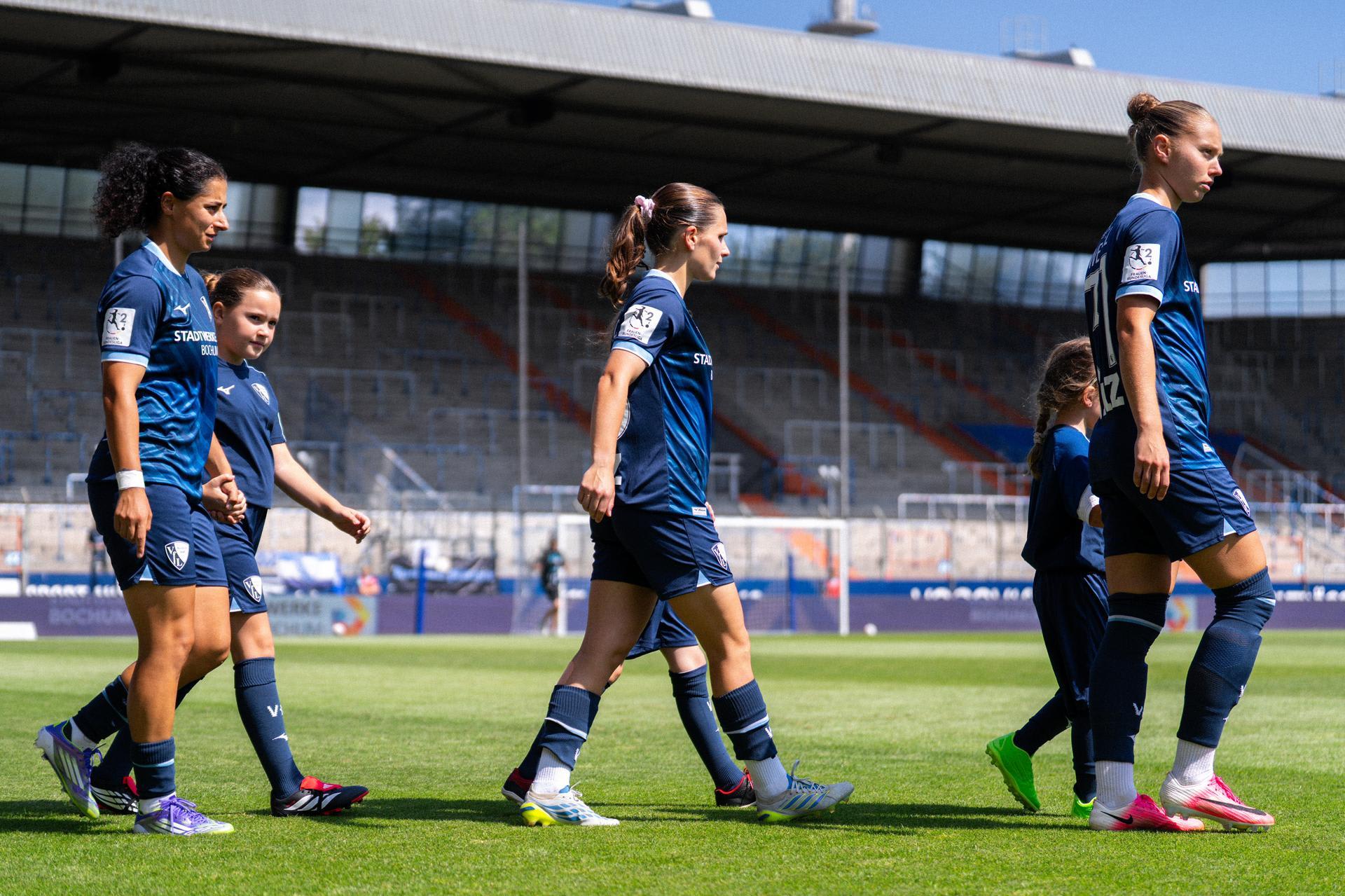 VfL-Frauen laufen beim Eröffnungsspiel der 2. Frauen-Bundesliga ins Ruhrstadion ein.