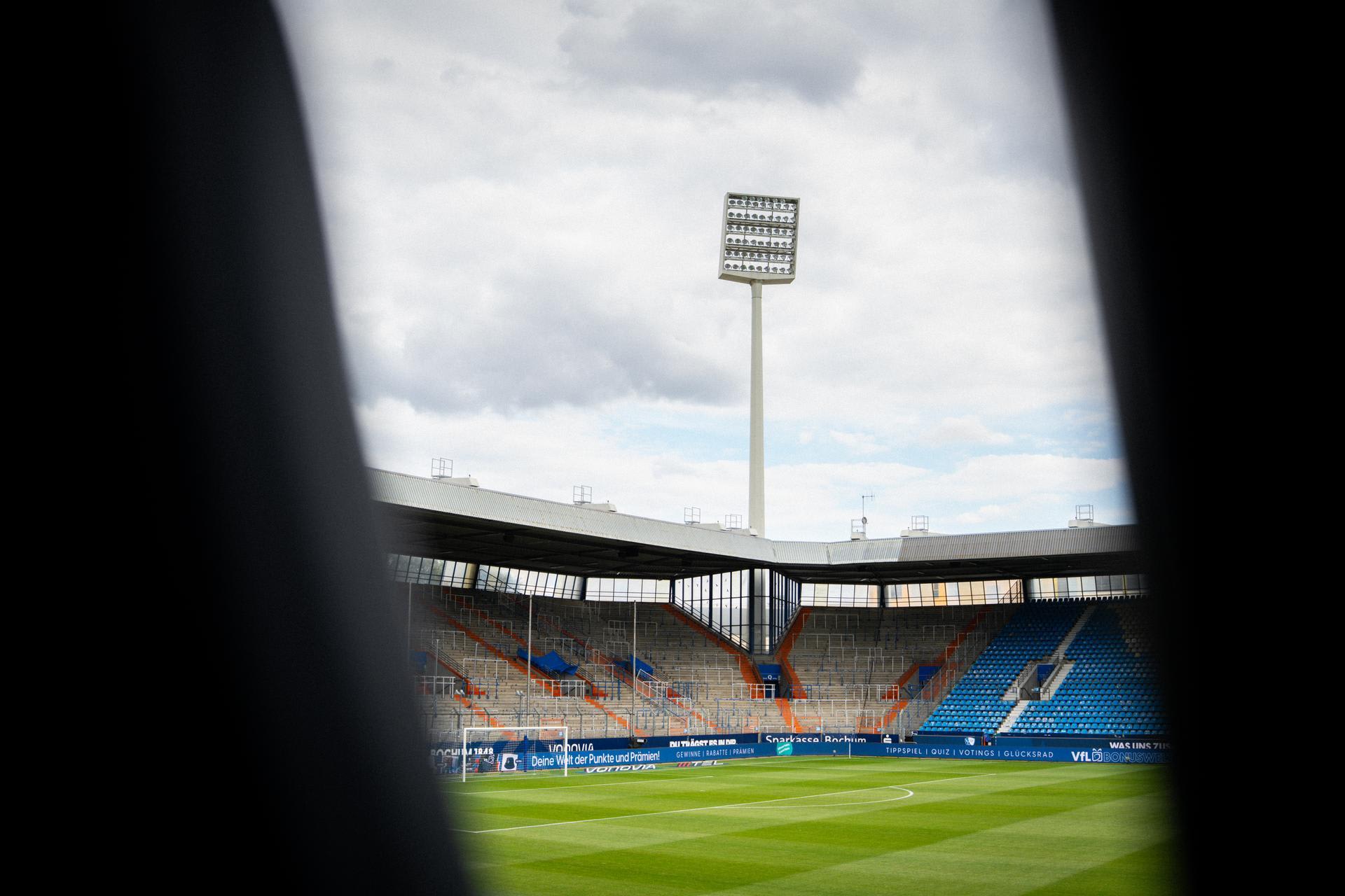 Ruhrstadion mit Flutlichtmast.