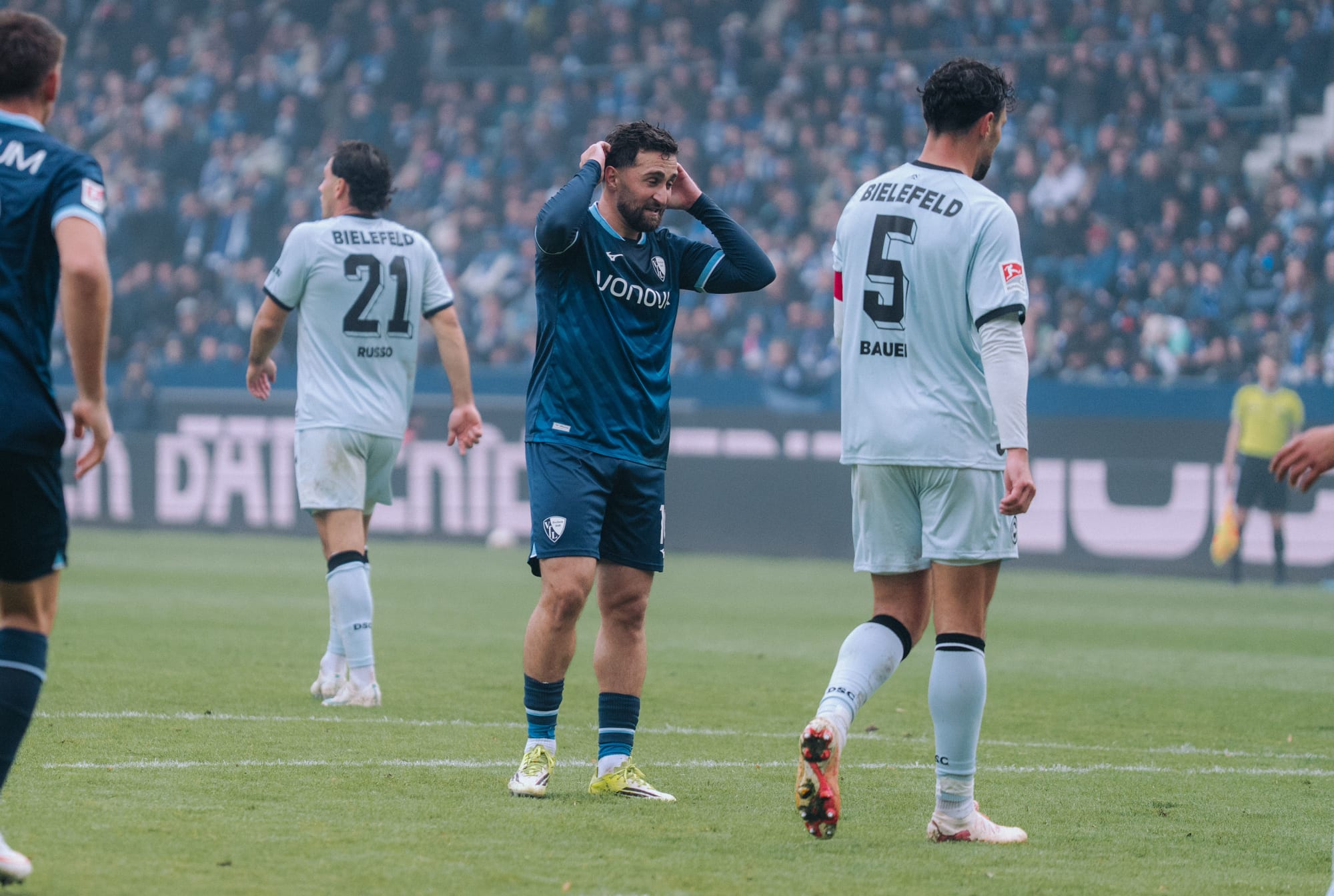 Der VfL muss sich Arminia Bielefeld geschlagen geben.