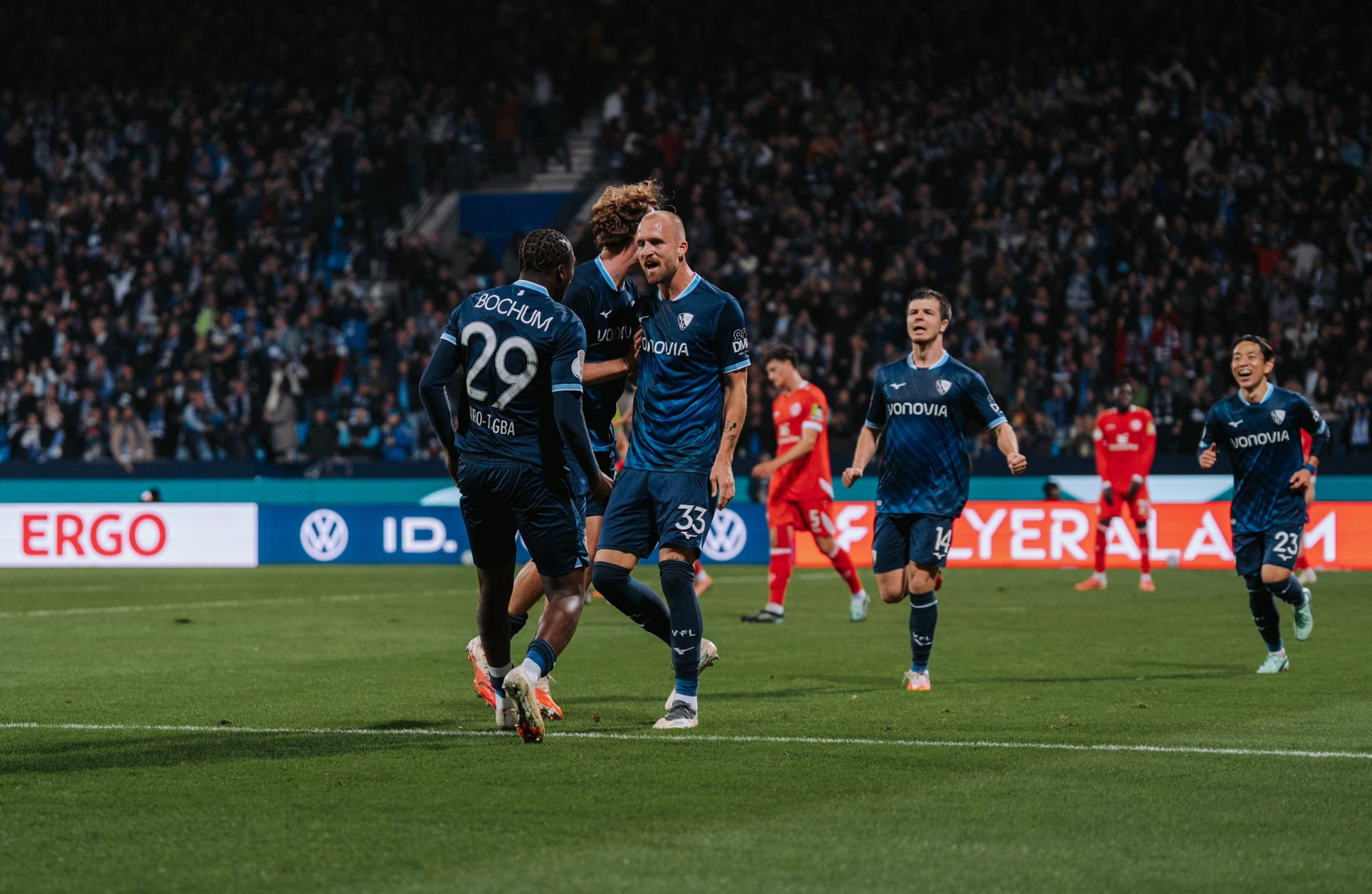 Großer Jubel: Der VfL zieht ins Achtelfinale ein!