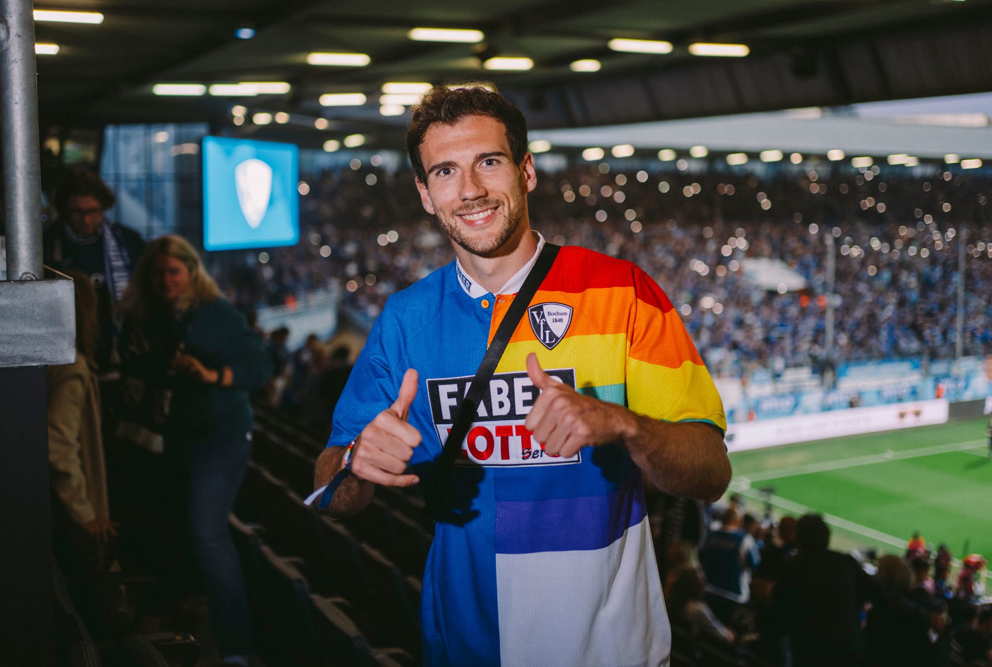 Leon Goretzka im Regenbogentrikot auf der Tribüne des Vonovia Ruhrstadions