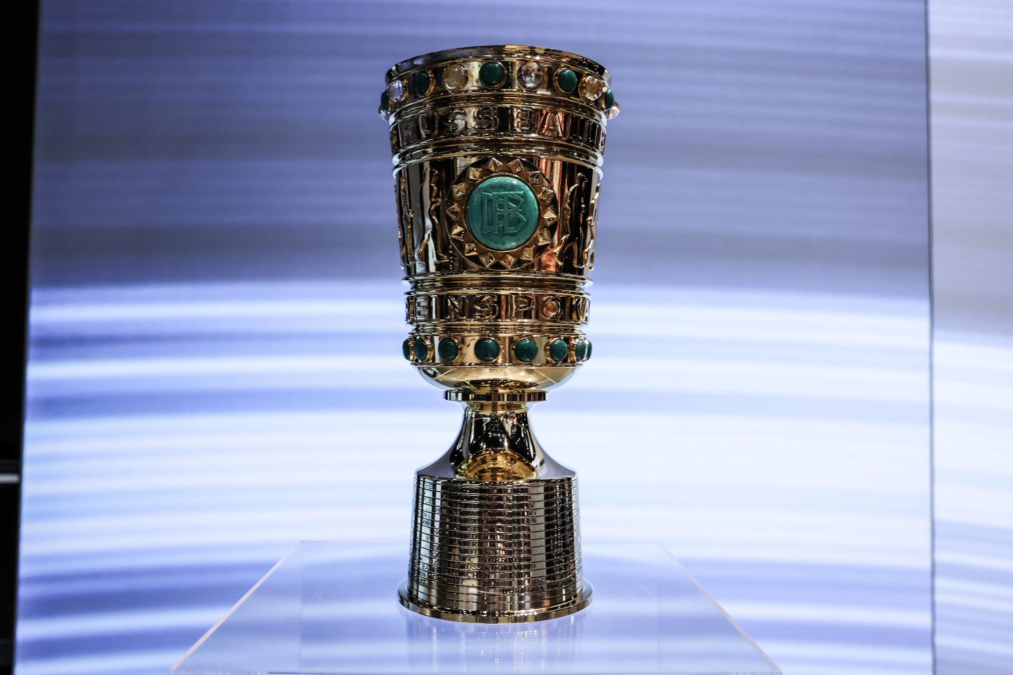Der DFB-Pokal, der Preis für den Cupsieger im deutschen Fußball.