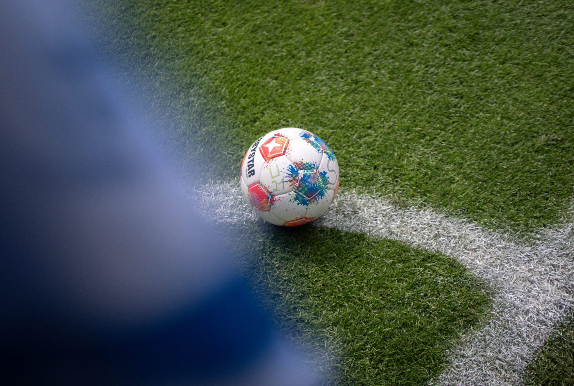 Ein Derbystar-Ball liegt zur Ecke bereit