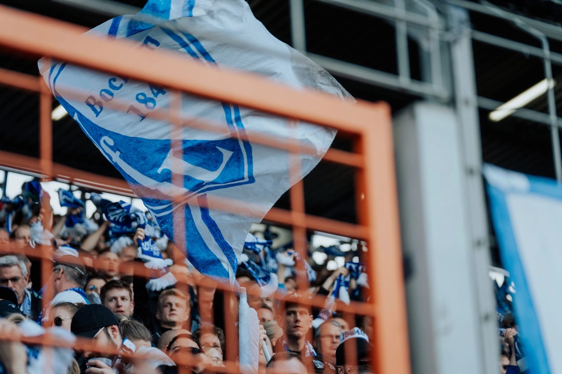Fahne mit VfL-Logo im Fanblock des Vonovia Ruhrstadions