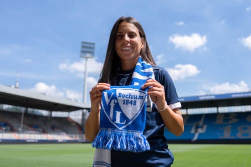 Noemi Gentile mit Schal im Vonovia Ruhrstadion.