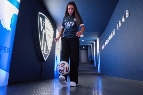 Noemi Gentile mit Ball im Spielertunnel.