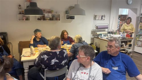 VfL Kultklub beim Bemalen von Keramik