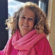 Portretfoto van vrolijk lachende Annelieke Mak, mentor ont he job