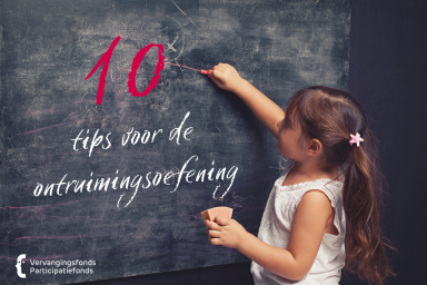 meisje schrijft op een zwart schoolbord de tekst: 10 tips voor de ontruimingsoefening