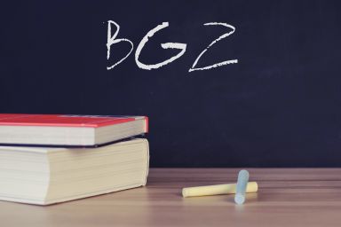 Schoolbord met krijt en krijtjes (BGZ in grote letters)