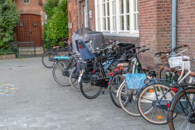 fietsen voor schoolgebouw