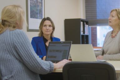 drie medewerkers Wonderwijs zitten om de tafel over hun bijzondere kijk op het Hr-beleid