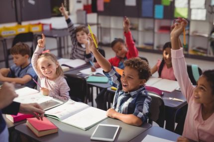 Kinderen in de klas steken vinger op