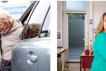 2 fotos naast elkaar in de 1e foto helpt een jonge vrouw een oduere dame uit de auto, op de 2e foto geeft de jonge vrouw les voor de klas