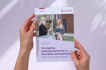 Vrouw houdt inspiratiefolder vast regeling professionalisering en duurzame inzetbaarheid