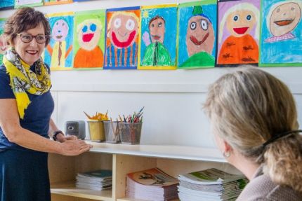 ria van der velde in de klas met de directeur