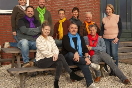 groep schoolleiders met kleurensjaals praten over hun drijfveren en die van hun team