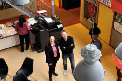 tamara baron en tom verbeek van bovenaf te zien in een schoolomgeving