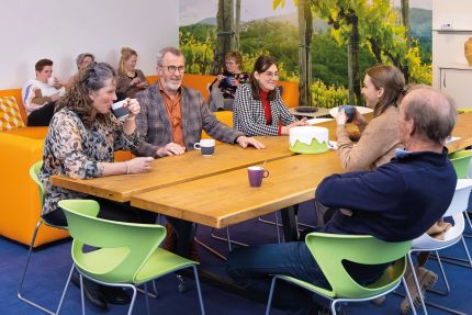 leerkrachten met schoolleider aan de lunchtafel