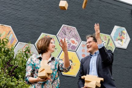 roos van der burgen jan kees meindersma gooien bouwblokken in de lucht
