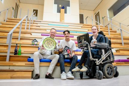 directeur en 2 leerlingen van mytylschool