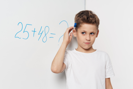 kind bij schoolbord met rekensom