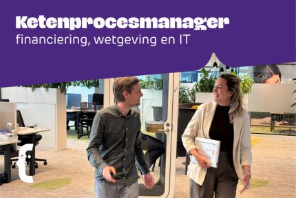 2 collega's wandelen al pratend door het kantoor van VfPf