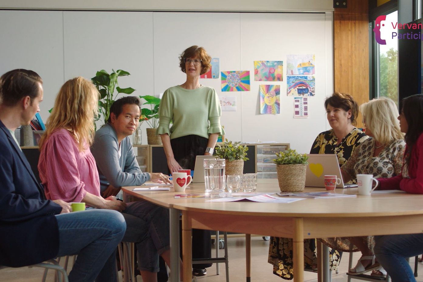 Adviseur aan de slag met onderwijspersoneel in een klaslokaal