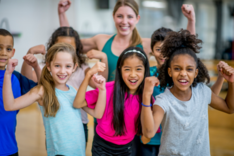 Kinderen maken spierballen