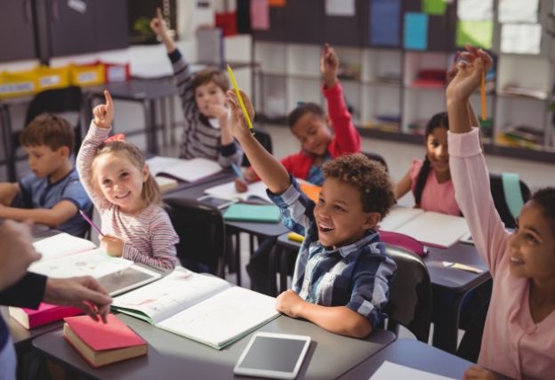 Kinderen in de klas steken vinger op