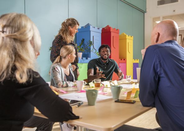 Bestuurders en HR-adviseurs praten op basisschool over HR-vraagstukken in het primair onderwijs